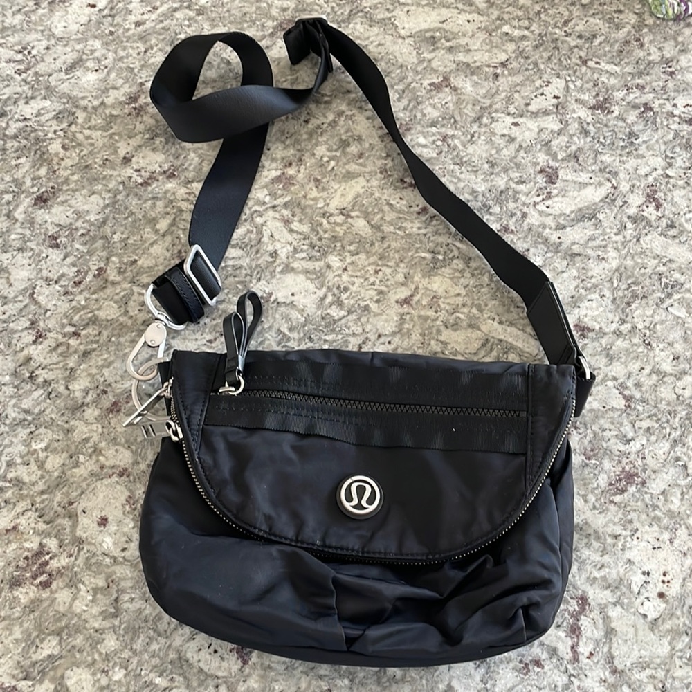 Black Lululemon purse. Multiple pockets. Good condition!